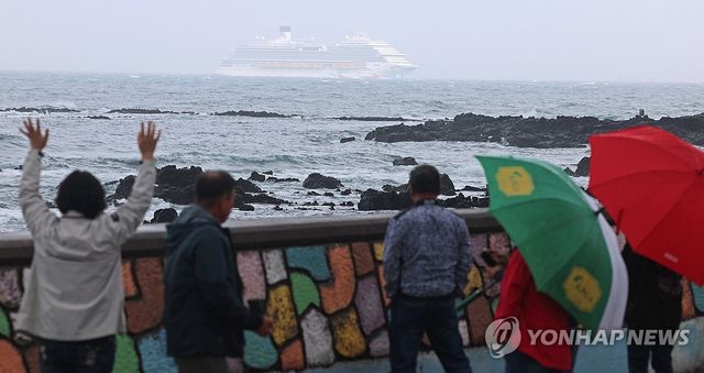 크루즈 준모항 강정항에 입항하는 아도라매직시티호