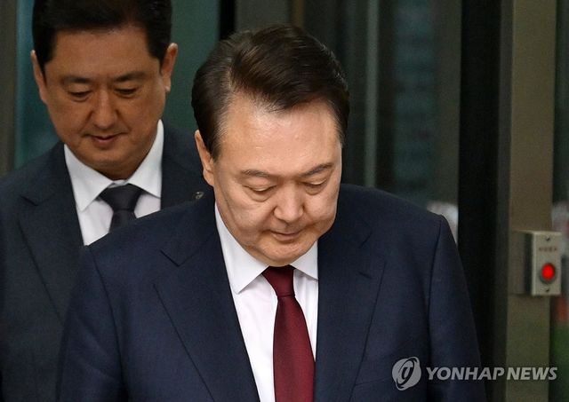 법원 나서는 윤석열 전 대통령