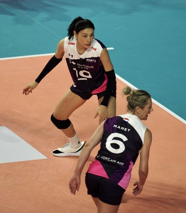 수비하는 김연경(위)