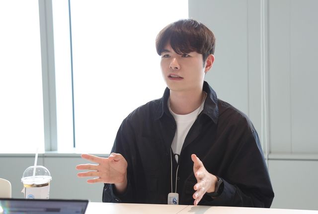 인터뷰하는 이한울 신한투자증권 선임 