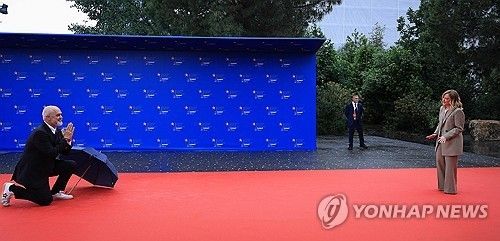 멜로니 총리를 무릎꿇고 환영하는 라마 총리