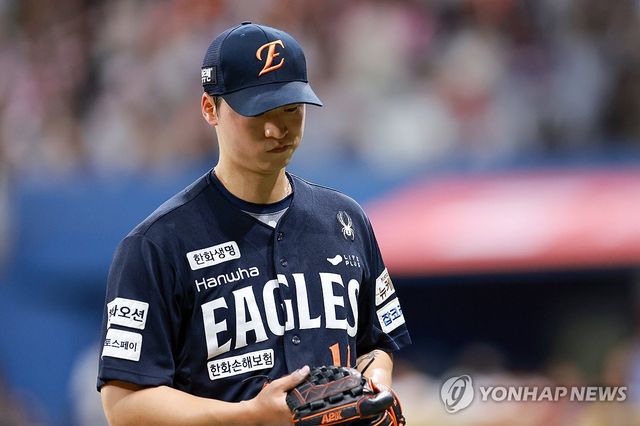 4회말에 마운드 내려가는 엄상백