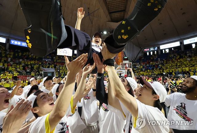 조상현 감독 헹가래 치는 LG선수들