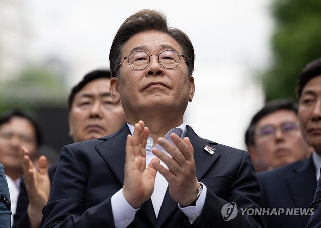 박수치는 이재명 후보