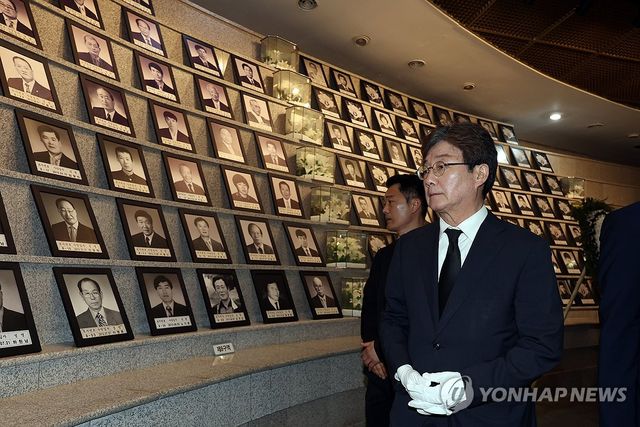 희생자 영정 바라보는 유승민 전의원