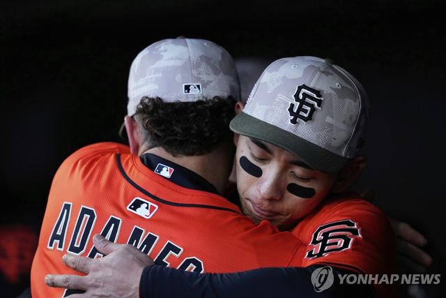 팀 동료 윌리 아다메스와 포옹하는 이정후(오른쪽)