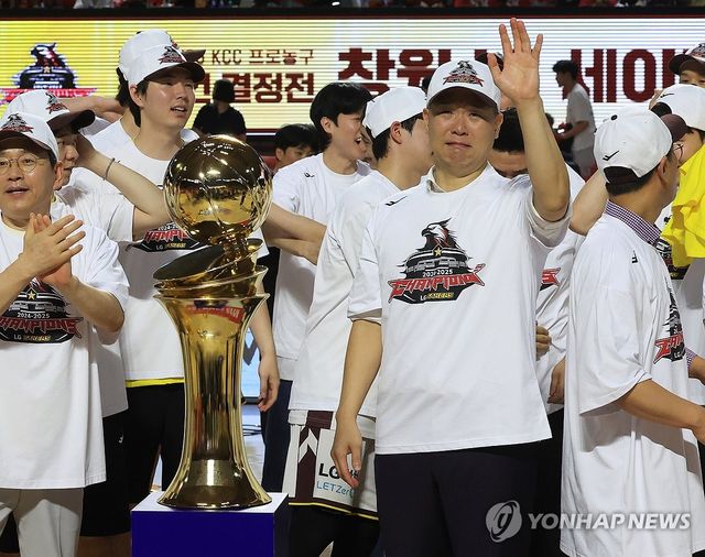 눈물 흘리며 기뻐하는 조상현 감독