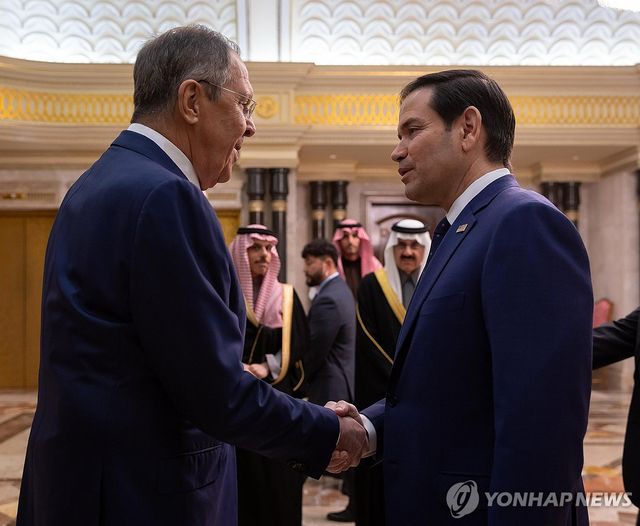 2월18일(현지시간) 사우디아라비아 리야드에서 만난 마코 루비오 미국 국무부 장관(오른쪽)과 세르게이 라브로프 러시아 외무부 장관(왼쪽)