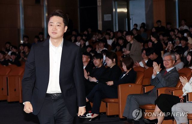 단상에 오르는 이준석 대선 후보