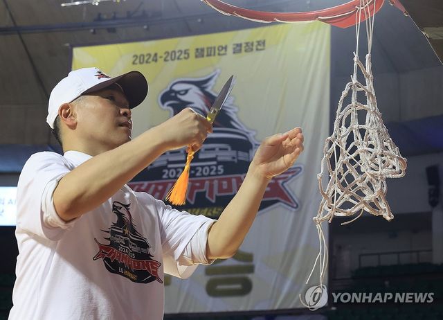 그물 자르는 조상현 감독