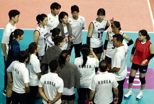 모랄레스 감독(왼쪽에서 2번째) 지시를 듣는 한국 여자배구 대표팀 선수들