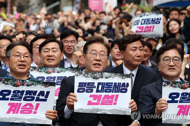 5·18 전야제 참석한 이재명 후보