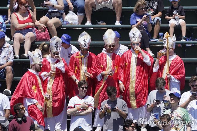 교황 복장을 하고 경기장을 찾은 화이트삭스 팬들.