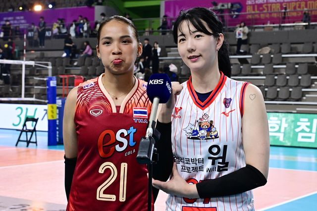 한.태 슈퍼매치 때 인터뷰하는 강소휘(오른쪽)와 타나차