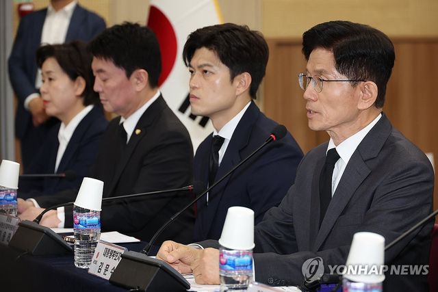 현장 선거대책위원회 회의서 발언하는 김문수 후보