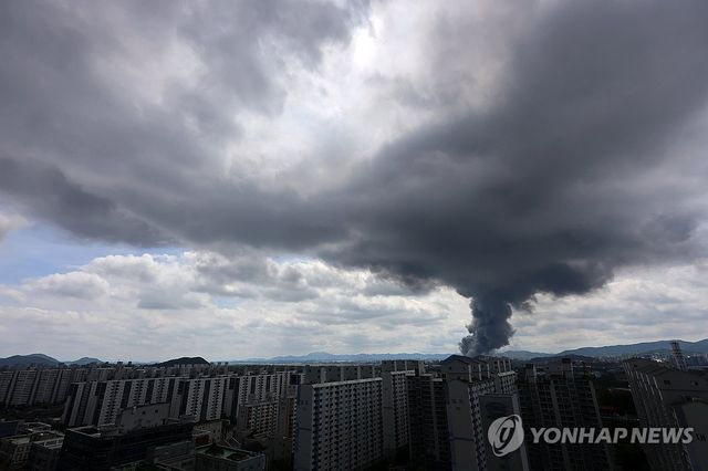 광주 도심 뒤덮은 금호타이어 화재 연기