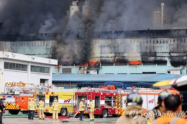 진화 작업하는 소방 당국