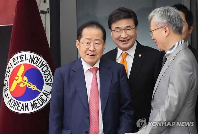 대한의사협회 간담회 참석하는 홍준표 후보