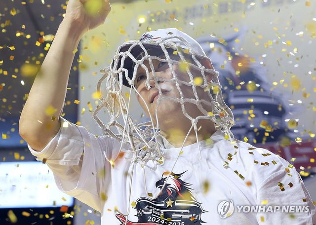 그물 자르고 기뻐하는 조상현 감독