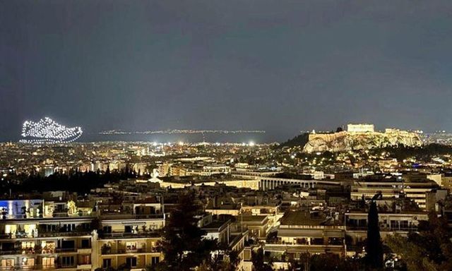 자페이온 홀 상공에서 펼쳐진 아디다스 드론쇼. 오른쪽이 아크로폴리스.