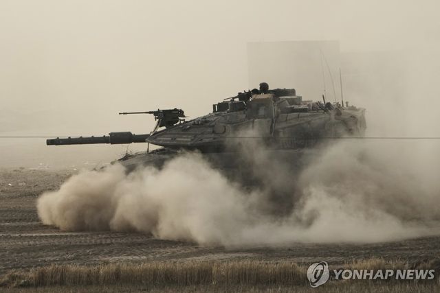 16일(현지시간) 가자지구에서 이동하는 이스라엘군 탱크