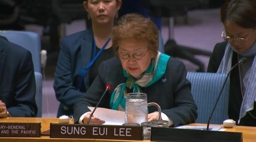 안보리 회의장서 발언하는 이성의 이사장