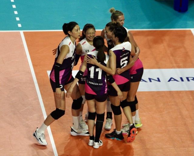 파이팅 외치는 김연경(맨 왼쪽)