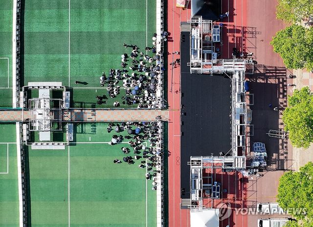 한 대학축제 공연 기다리는 학생들