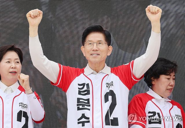 전주 시민 향해 인사하는 김문수 후보