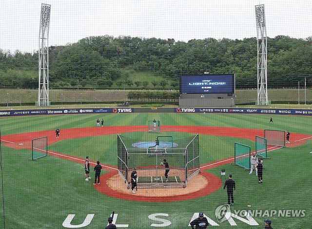 울산 문수야구장에서 몸 푸는 NC 선수들