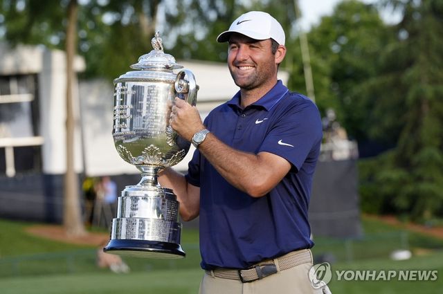 PGA 챔피언십 우승컵인 워너메이커 트로피를 들어 보이는 셰플러