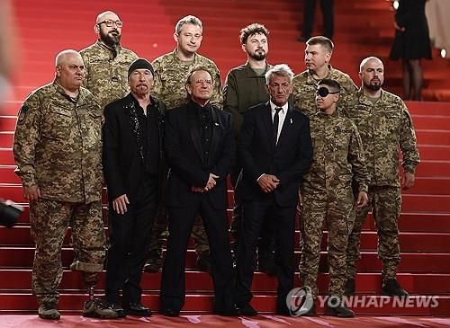 칸 레드카펫 등장한 우크라 군인들과 U2의 보노, 디 에지와 미국 배우 숀 펜