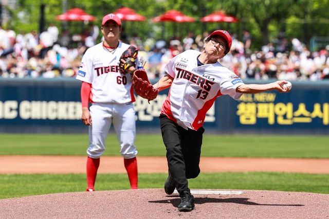 시구하는 '화려한 휴가' 택시 기사 박철민 배우