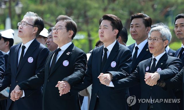 임을 위한 행진곡 제창하는 대선 후보들