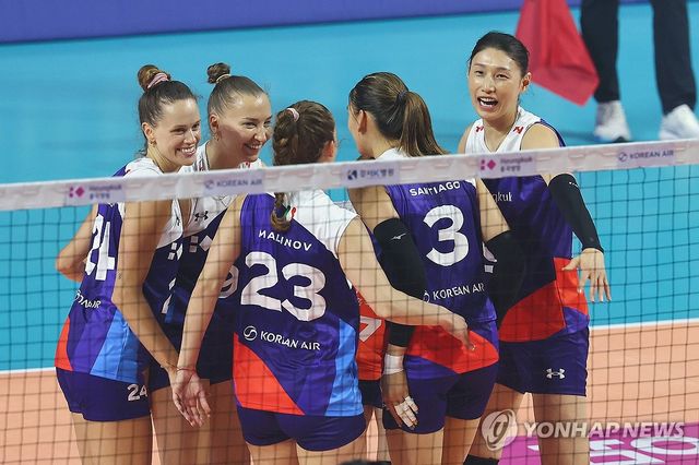 스타 팀 선수들과 함께 기쁨 나누는 김연경