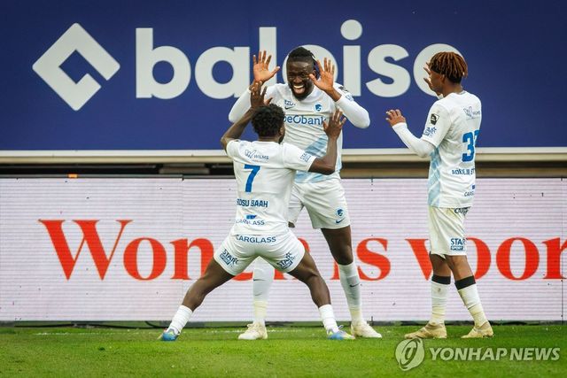 골세리머니를 펼치는 헹크 선수들