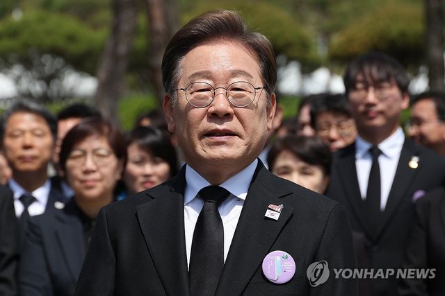 개헌 입장 공개 관련 질문에 답하는 이재명 후보