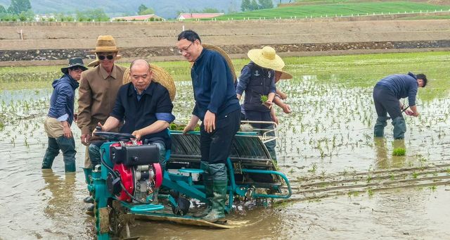 평양 북중협동농장에서 농기계 운전하는 펑춘타이 공사