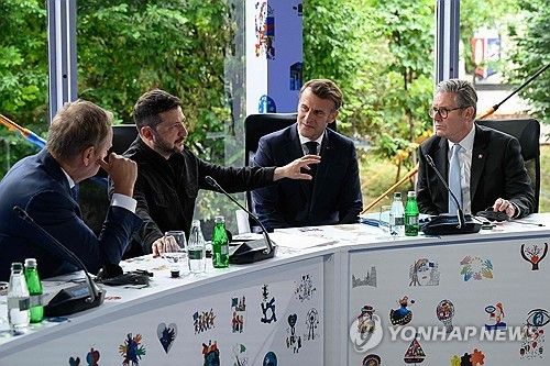 16일 유럽정치공동체 정상회의에서 폴란드, 프랑스, 영국 정상과 대화하는 젤렌스키