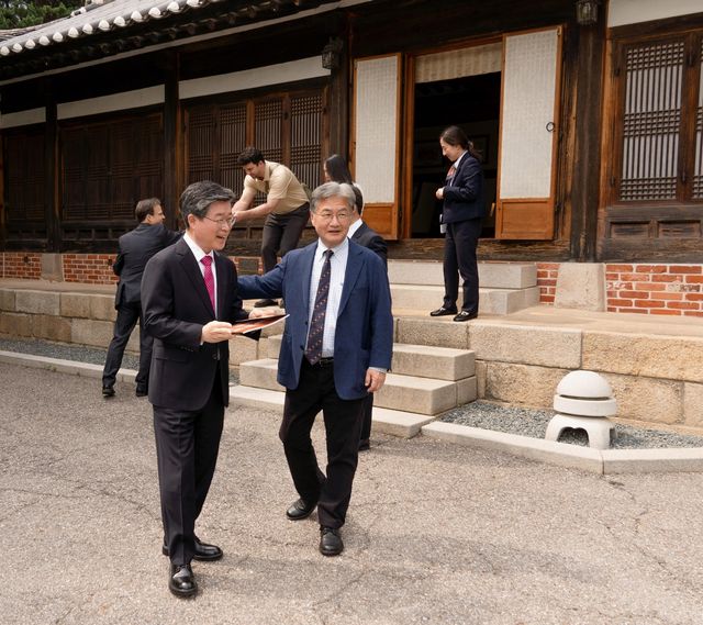 김길성 서울 중구청장(왼쪽)과 조셉 윤 주한미국대사대리 