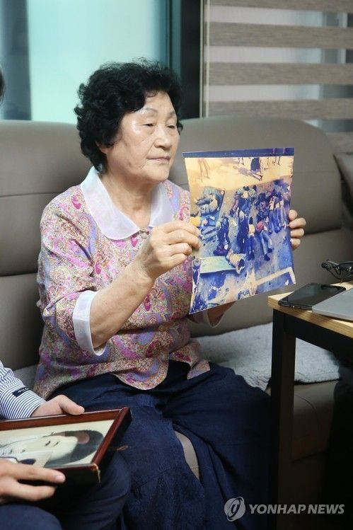 아들 사진 보여주는 고(故)문재학 열사 어머니