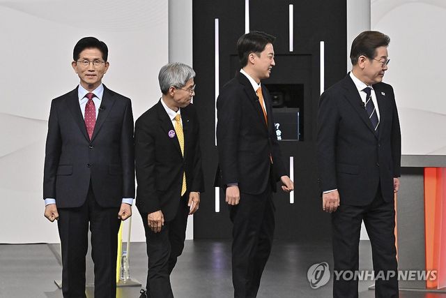 기념 촬영 마치고 각자 위치로