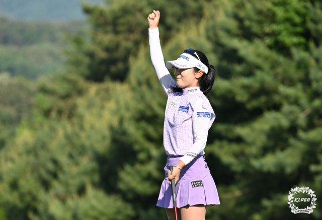 우승을 확정하는 퍼트를 넣고 주먹을 불끈 쥔 이예원.