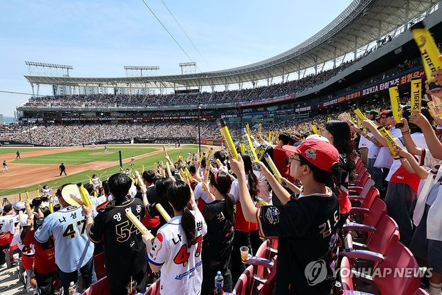 5·18민주화운동 기념일에 소리쳐 응원