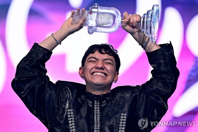 유로비전 우승 오스트리아 가수 JJ의 환호 