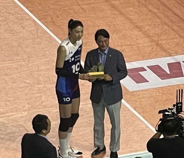 KOVO 신무철(오른쪽) 사무총장으로부터 감사패를 받은 김연경