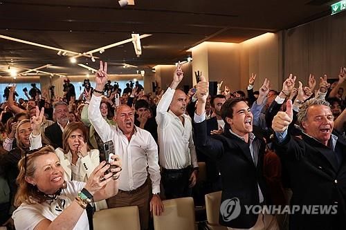 출구조사 결과 환영하는 민주동맹 선거대책본부