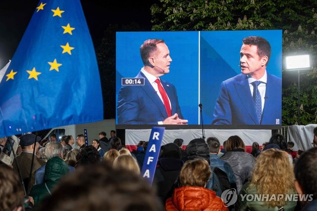 TV 토론 지켜보는 폴란드 시민들