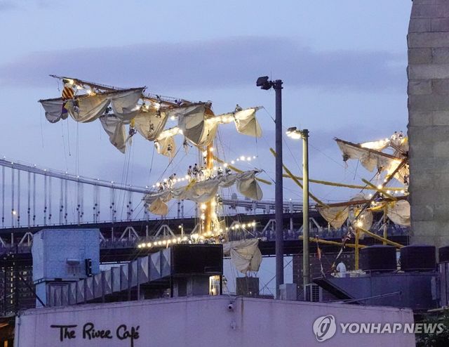 브루클린브리지 충돌로 꺾인 멕시코 해군훈련함 돛대 