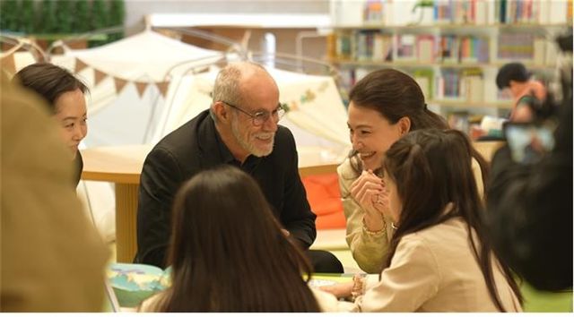 부산 찾은 모레노 교수(가운데)